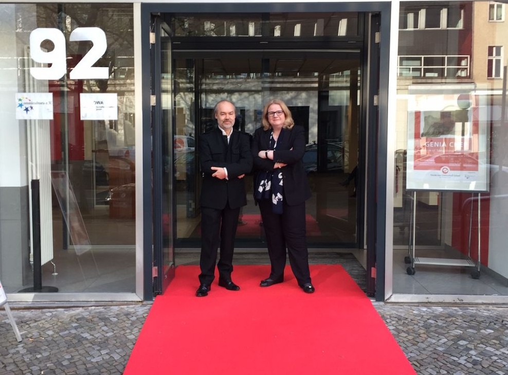 Genia Chef und Nicole von Vietinghoff-Scheel vor der POP UP Austellung an der Potsdamer Strasse in Berlin